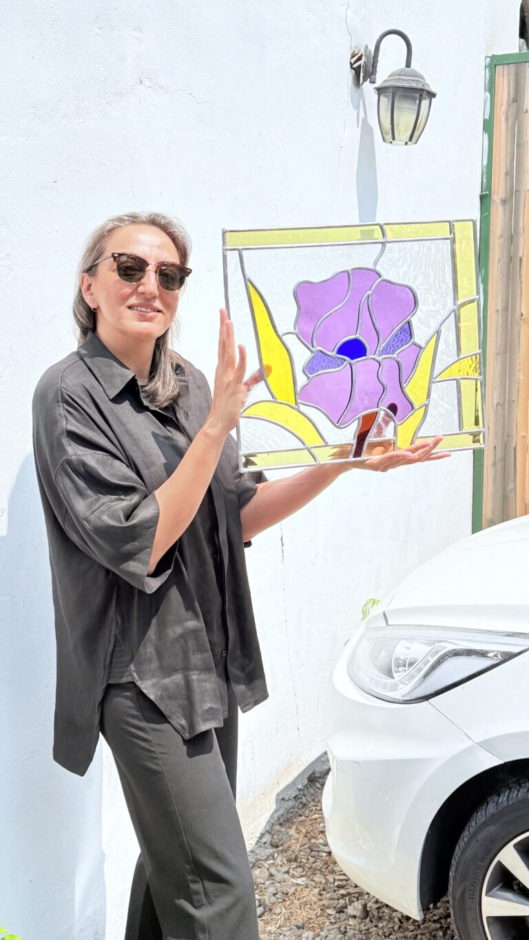 پروژه گل‌های بنفشه | طراحی ویترین شیشه‌ای جواهر فروشی مریوان عکس شماره 1