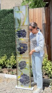 پروژه گل‌های بنفشه | طراحی ویترین شیشه‌ای جواهر فروشی مریوان عکس شماره 2