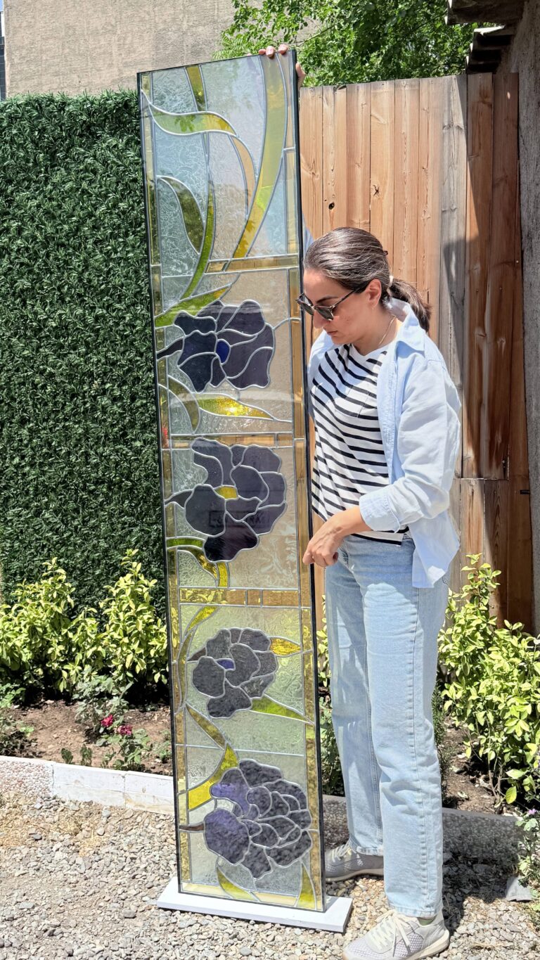 پروژه گل‌های بنفشه | طراحی ویترین شیشه‌ای جواهر فروشی مریوان عکس شماره 2