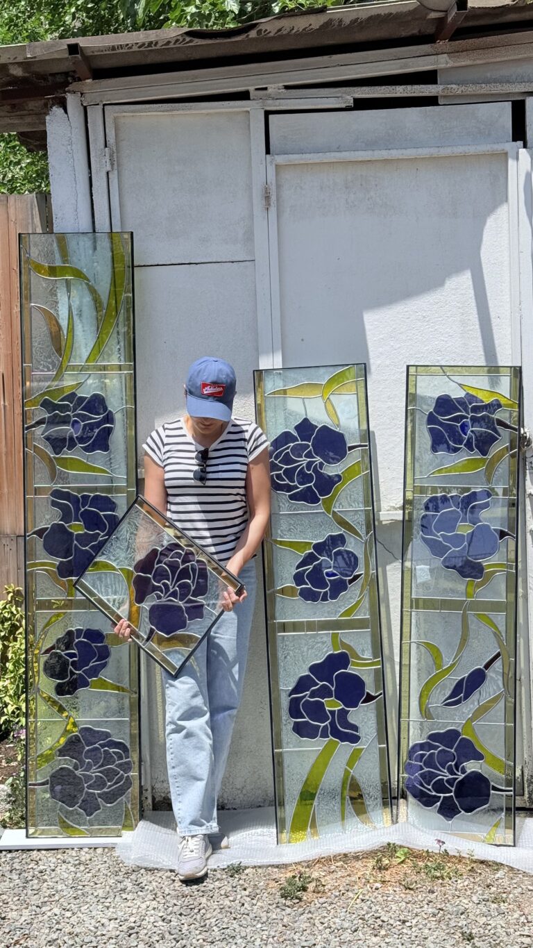 پروژه گل‌های بنفشه | طراحی ویترین شیشه‌ای جواهر فروشی مریوان عکس شماره 3